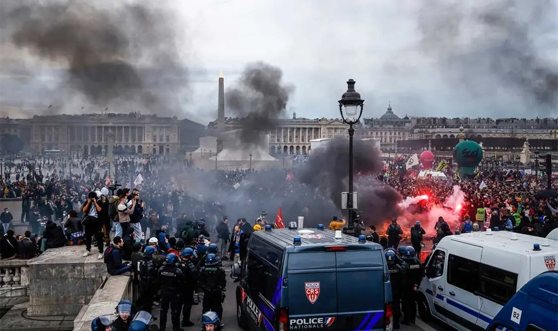 Mociones de censura y protestas azotan a Francia