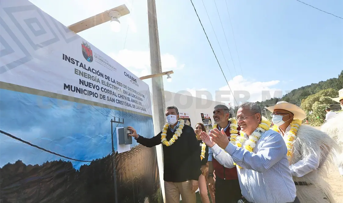 Inaugura Escandón red de energía eléctrica en SCLC