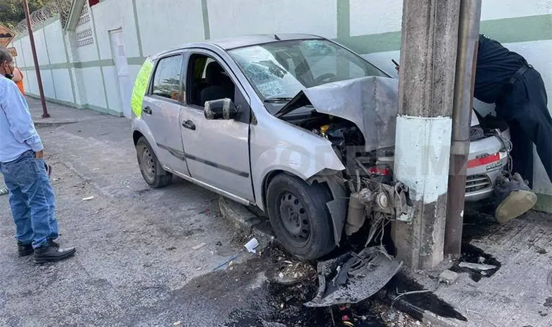 Pierde el control de su carro y se estrella contra poste