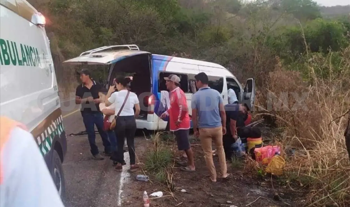 Seis pasajeros de Urvan lesionados tras percance