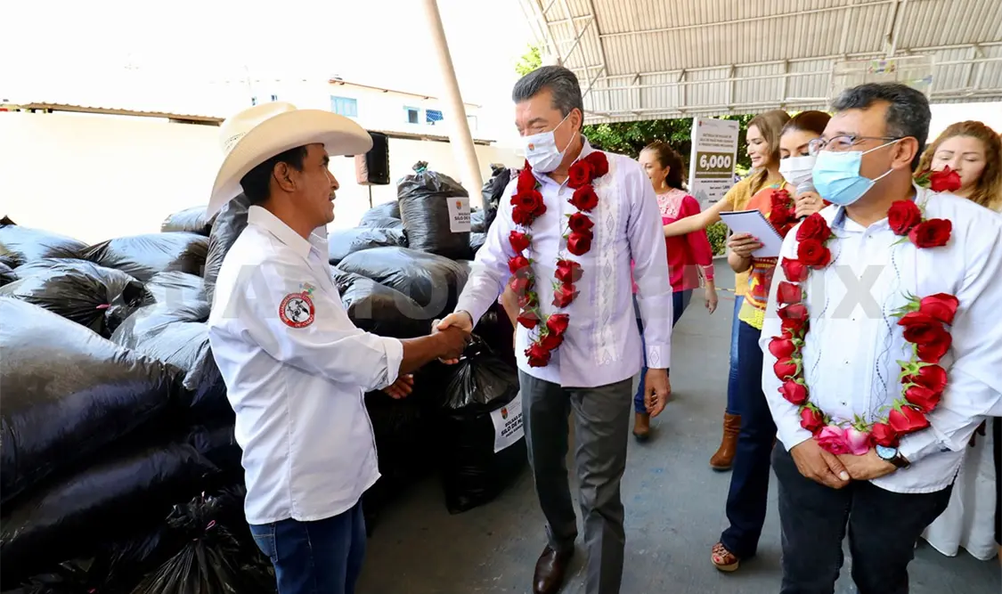 Beneficia Rutilio Escandón a productores agrícolas