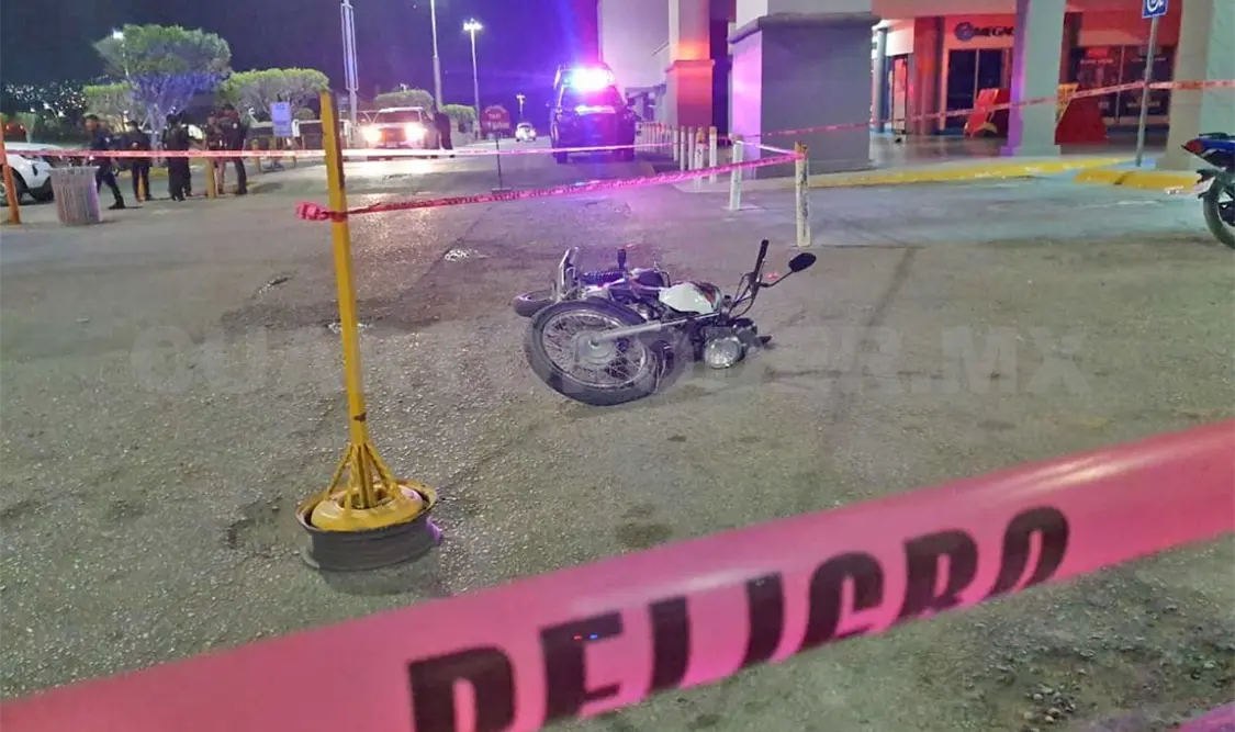 El joven fue atacado a balazos al salir de una función de cine en la Plaza Polyforum; iba acompañado de una jovencita. Ulises López / CP