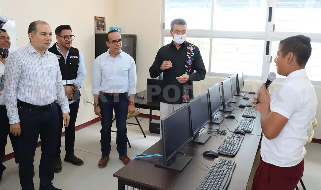 Inaugura centro de cómputo y calles en la localidad Pacú