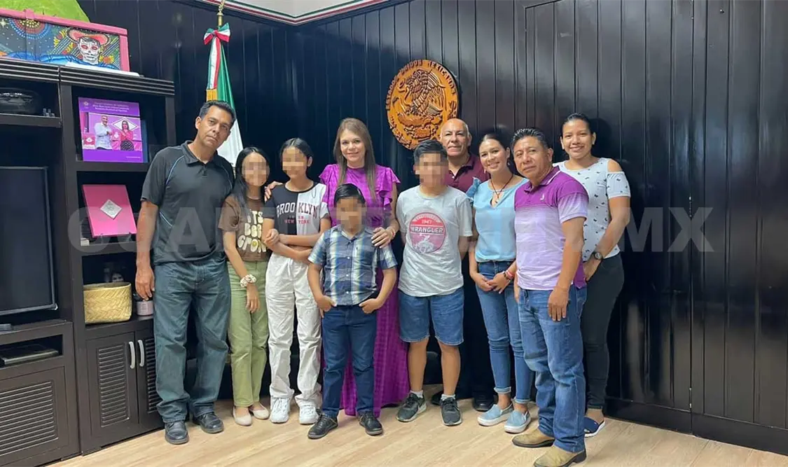 Rosy Urbina recibe a niños ajedrecistas