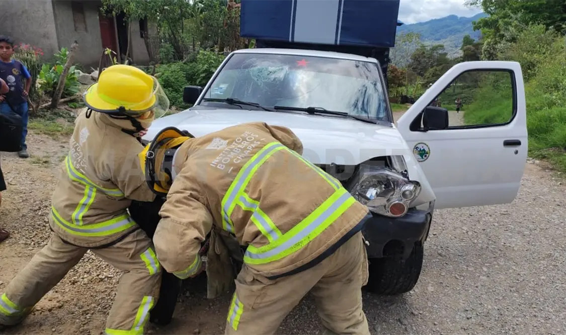 Pierde el control del volante y se estrella en el paredón