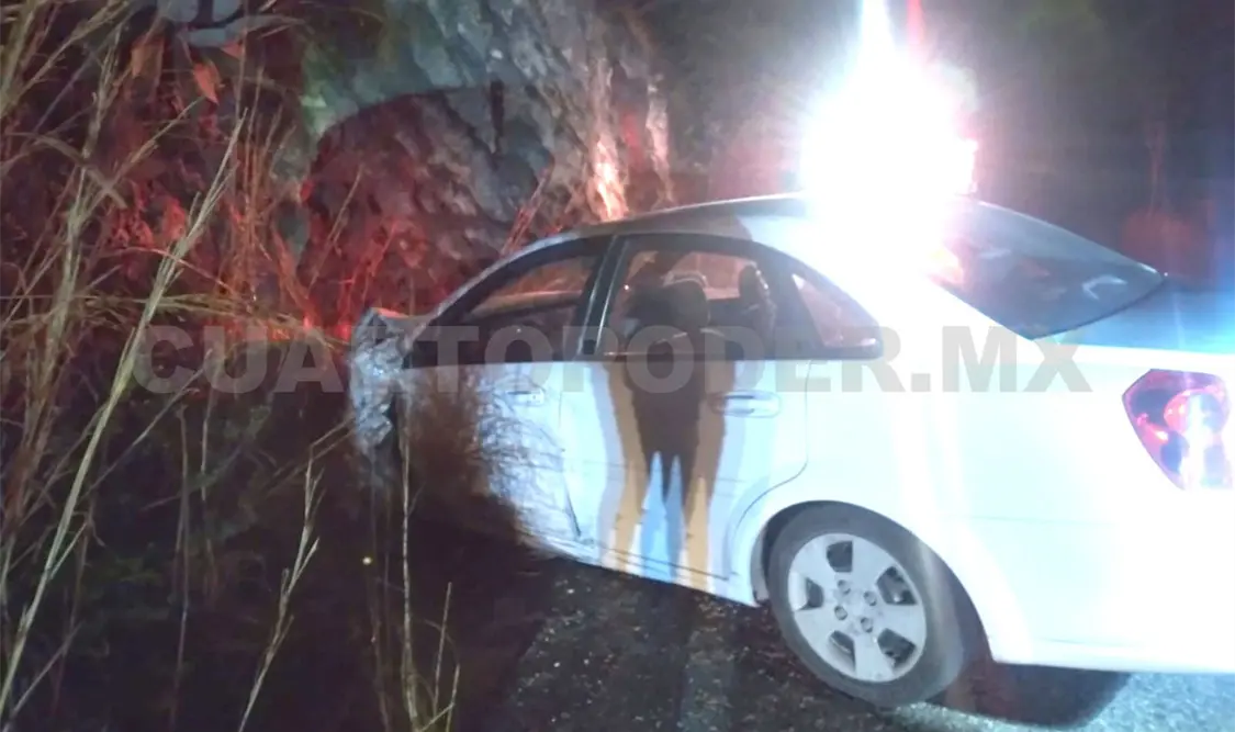 Colisiona y después cae en un barranco