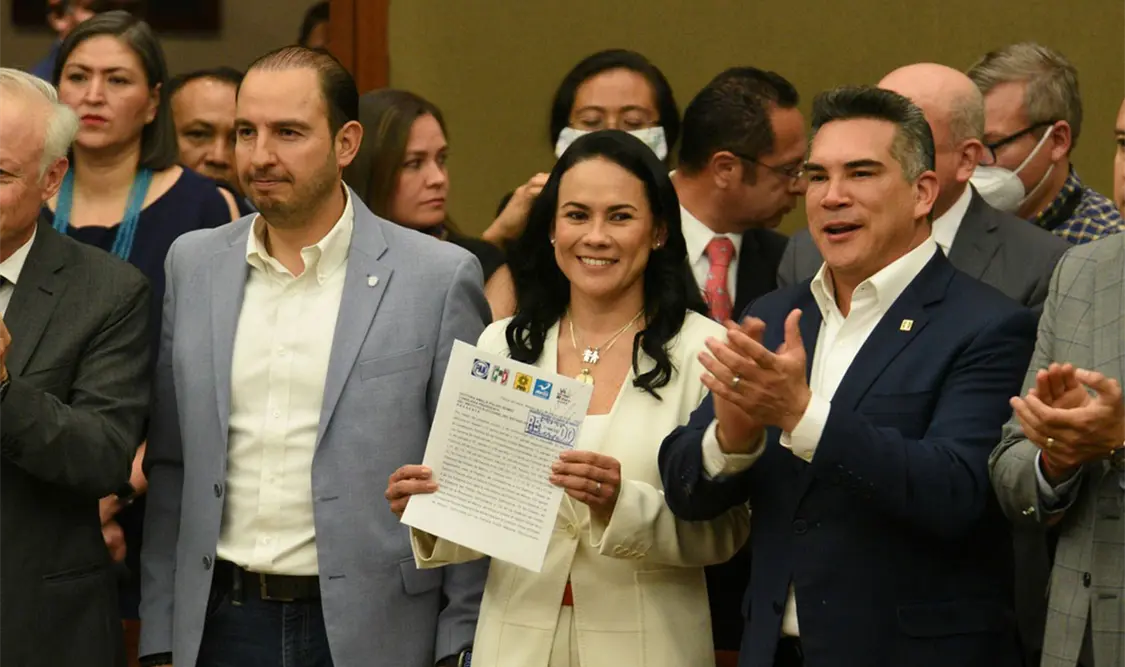 Alejandra del Moral se registra como candidata ante IEEM