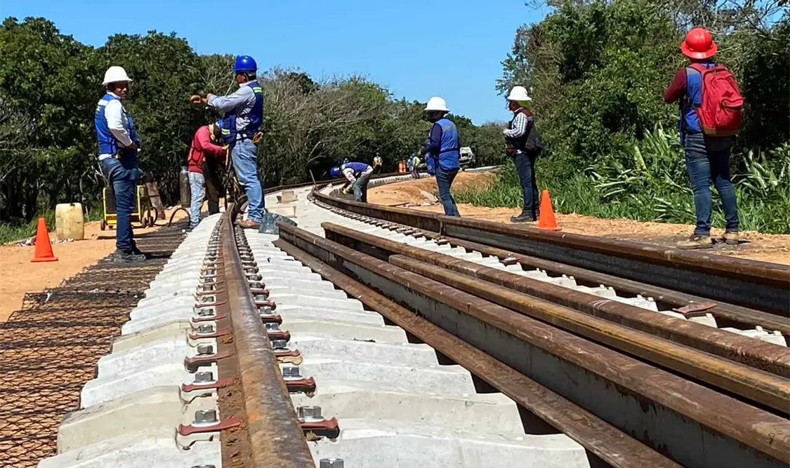 La rehabilitación de las vías concluye en agosto de 2023 y se rehabilitaran 227 km de vías, 82 puentes y 290 obras de drenaje, dijo el almirante. Cortesía