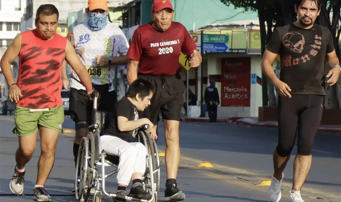 Conocido en el mundo de las carreras pedestres por su grito “Vamos, ancianos”, para motivar a los corredores. Diego Pérez/CP