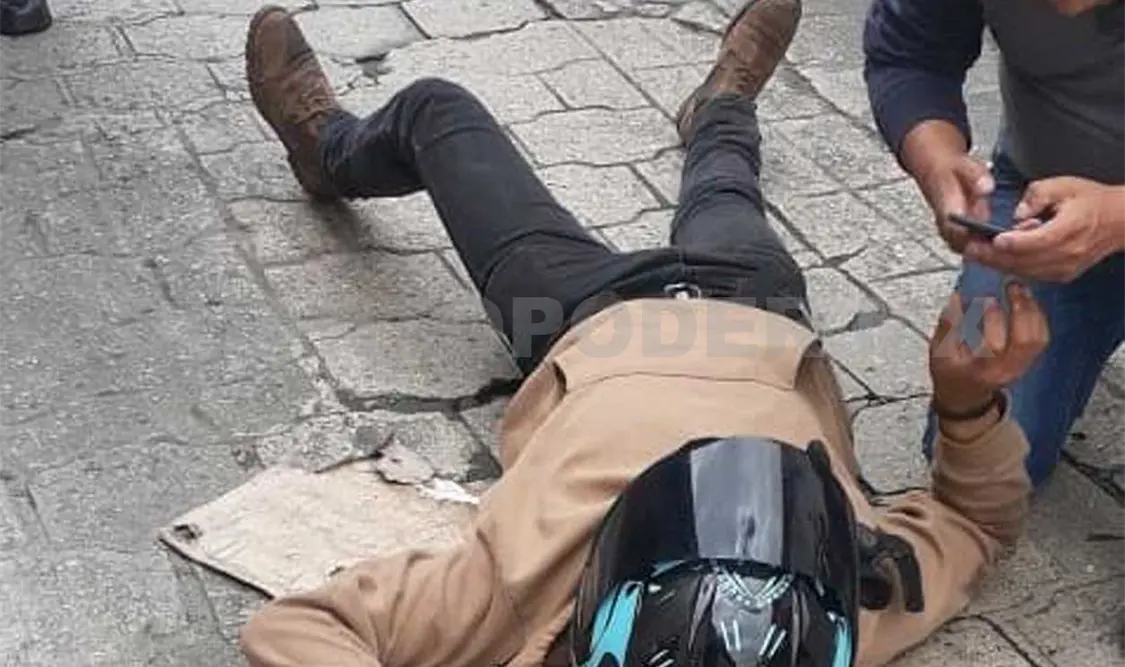 Motociclista se accidenta y es llevado al hospital