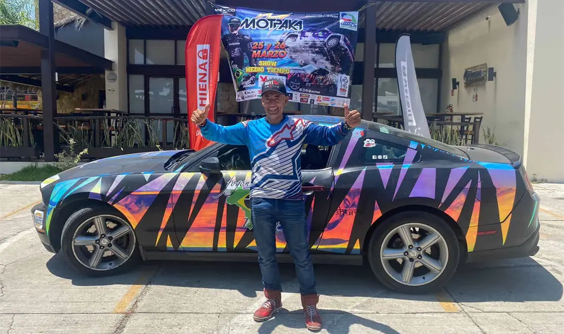 El piloto se mostró feliz de estar en Tuxtla Gutiérrez y listo para presentar su show en el autódromo. Cortesía