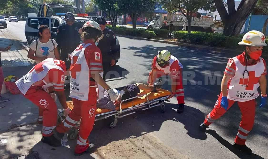 Septuagenario es arrollado por un veloz motociclista