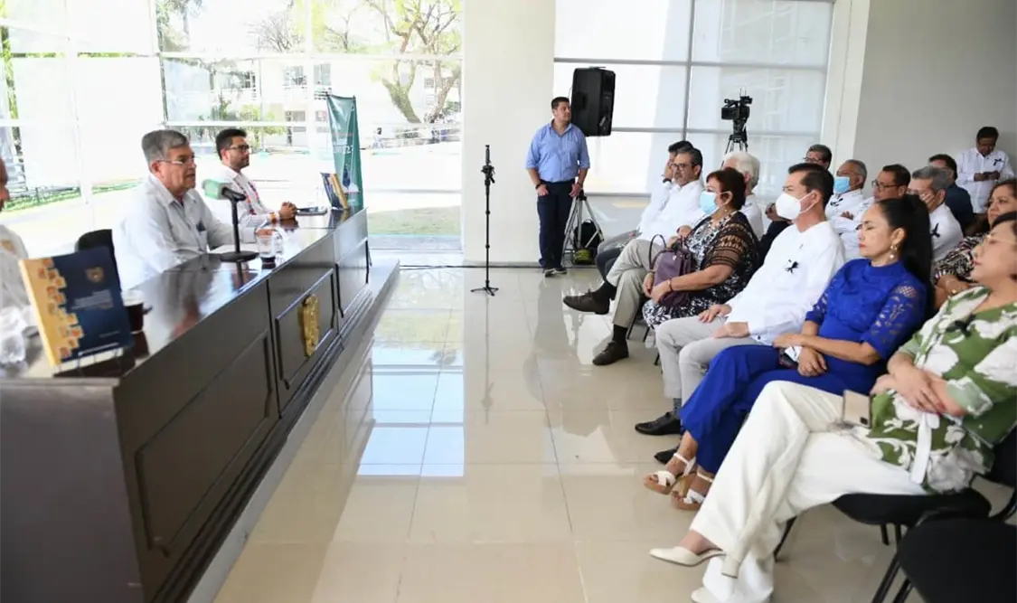 Presentan libro que aborda la historia de la institución contada desde la visión de sus rectores