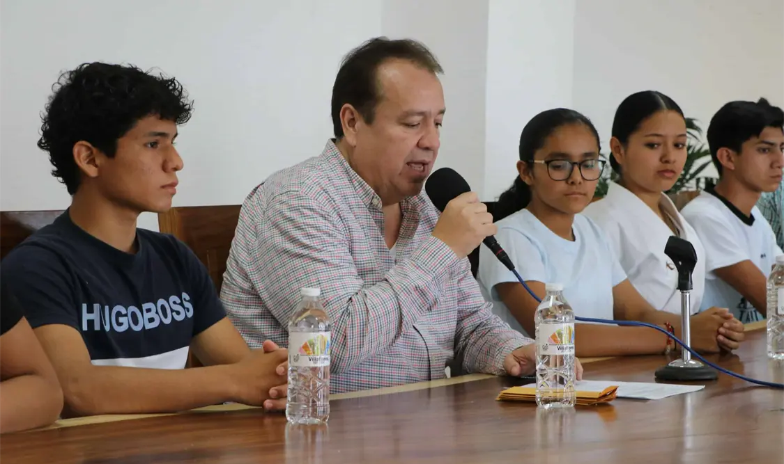 Mariano Rosales abandera jóvenes villaflorenses que van a Macroregionales CONADE