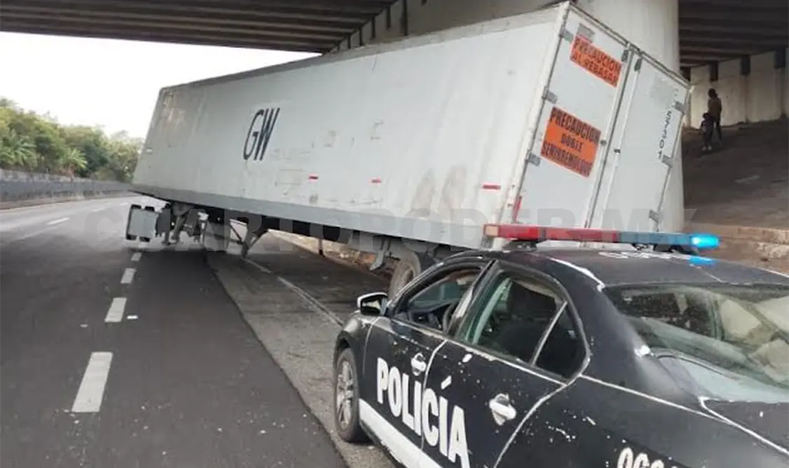 Se desprende caja seca de tráiler; se impacta