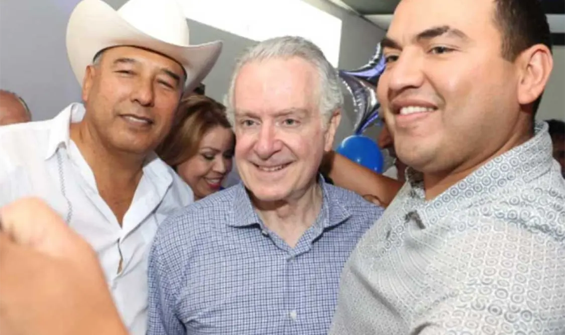 El panista se tomó fotos con simpatizantes. Cortesía