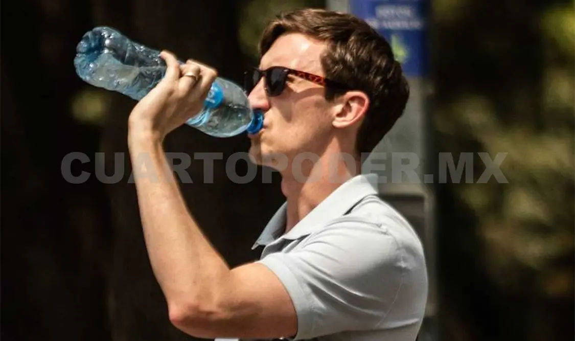 La recomendación es mantenerse hidratado y resguardarse del calor. CP