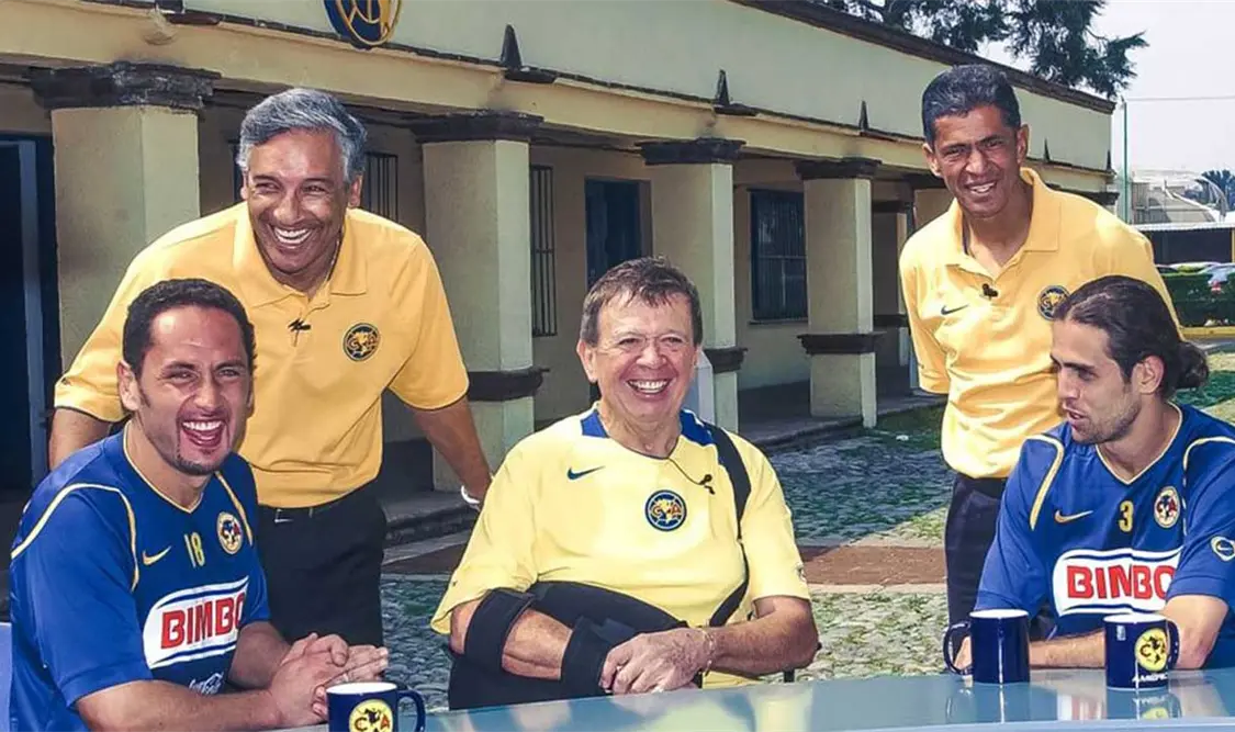 El comediante mexicano lució los colores de las Águilas del América en más de una ocasión. Agencias