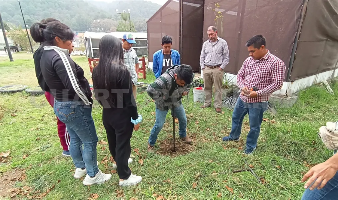 Con taller capacitan a estudiantes en muestreos hídricos