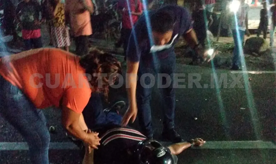 Mujer fallece en colisión de moto y un automóvil