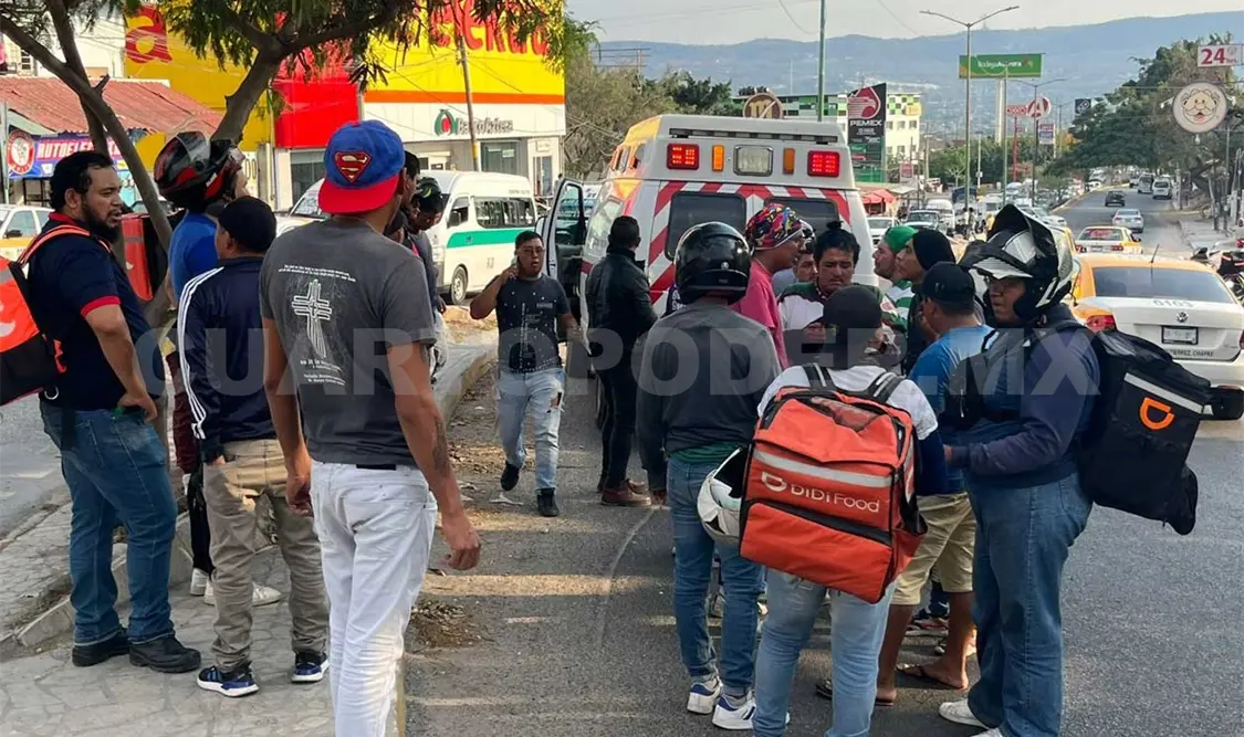 Derrapan dos jóvenes a bordo de una motocicleta