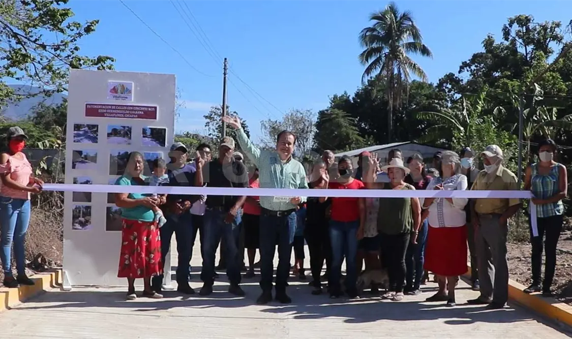 Entrega Rosales Zuarth calle pavimentada en ejido de Villaflores