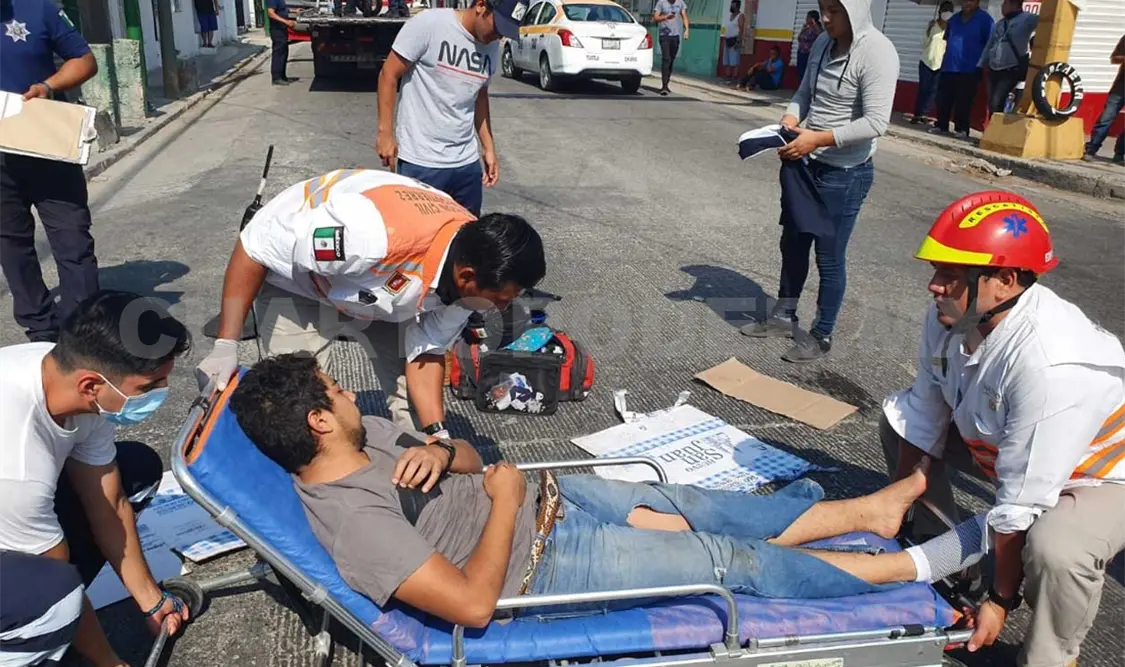 “Semaforazo” deja a joven motociclista con fracturas