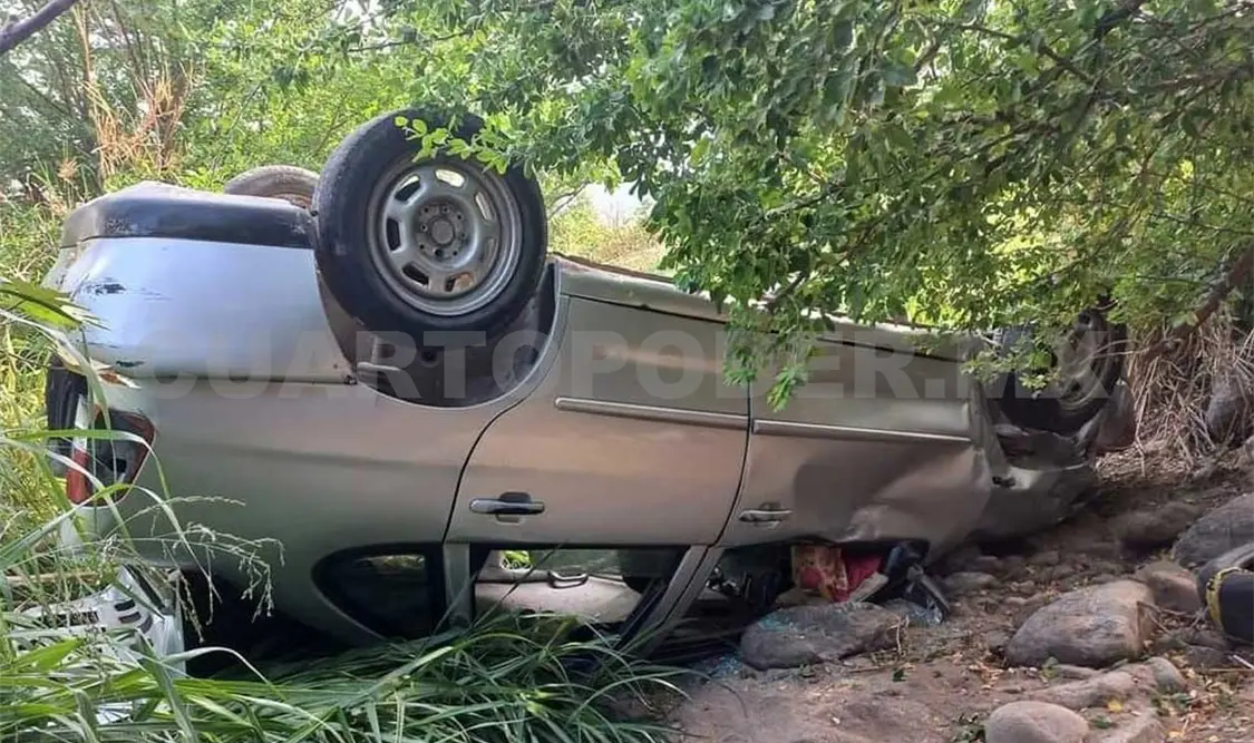 Cae con todo y auto a un dren pluvial