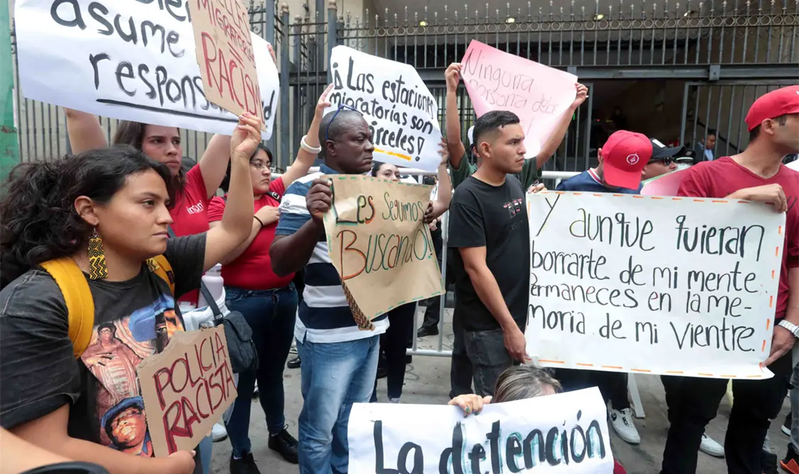 Activistas protestan frente a Segob