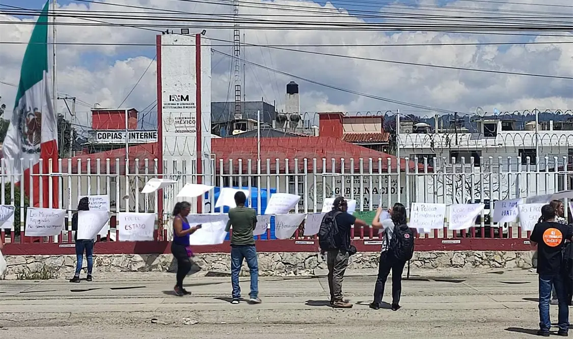 Protestan frente al INM por muerte de migrantes