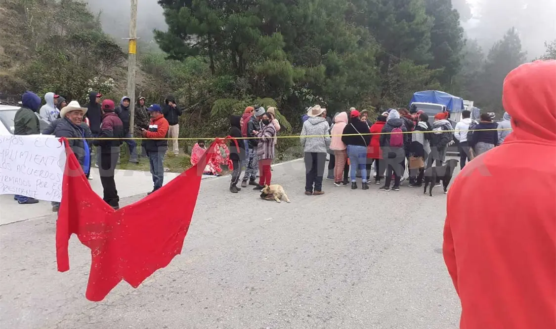 Bloquean carreteras en la región Sierra