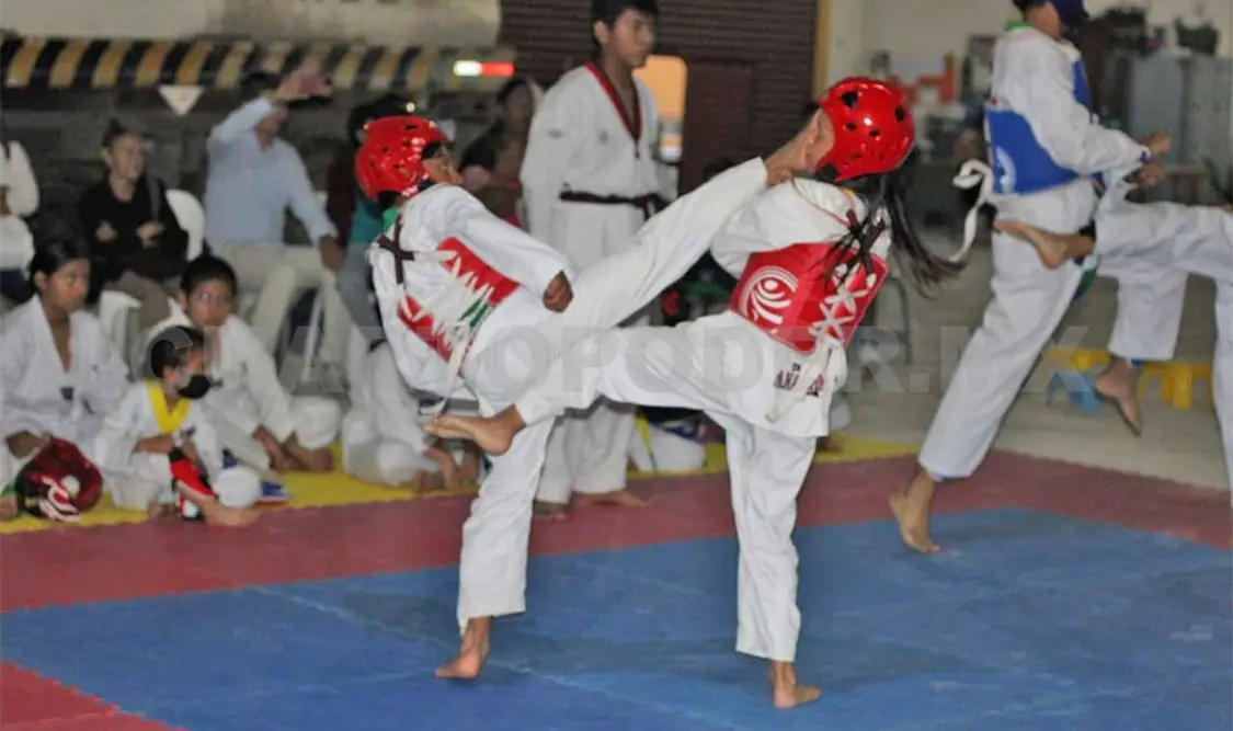 Panamericano Kukulcán realiza examen de grados