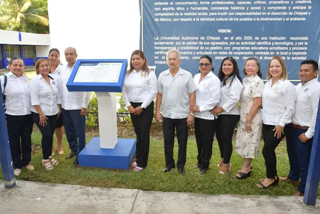 Develan placa por reacreditación nacional de la Licenciatura en Administración de la UNACH