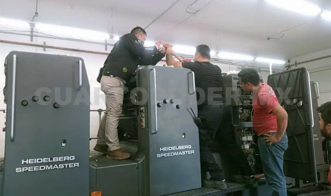 Casi pierde la mano al ser prensado por rotativa
