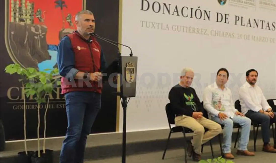Participa Ángel Torres en donación de plantas