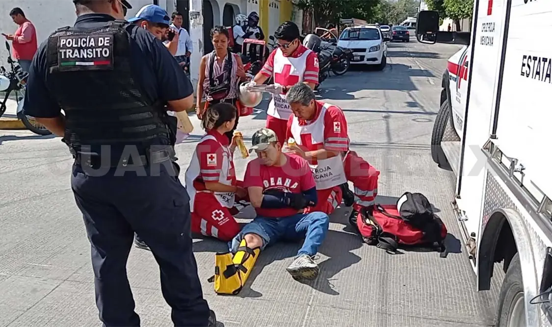 Termina fracturado de una pierna en accidente vehicular