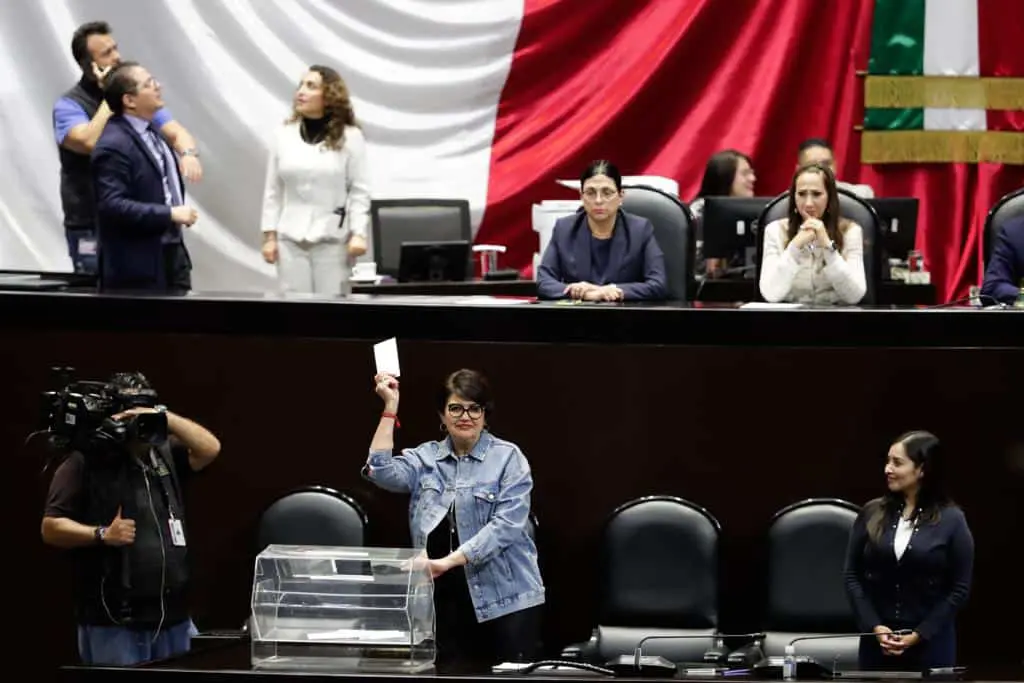 La tómbola transparente destacaba en el pleno de la Cámara de Diputados. El Universal