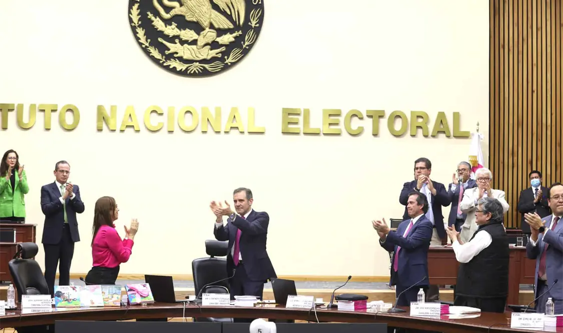 Con la consigna “¡Larga vida al INE!”, el consejero presidente Lorenzo Córdova participó en su última sesión. El Universal