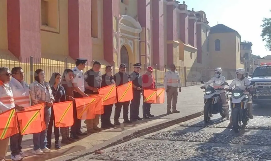 Durante el banderazo de arranque del operativo que brindará seguridad a la población en este periodo vacacional. Manuel Martínez / CP