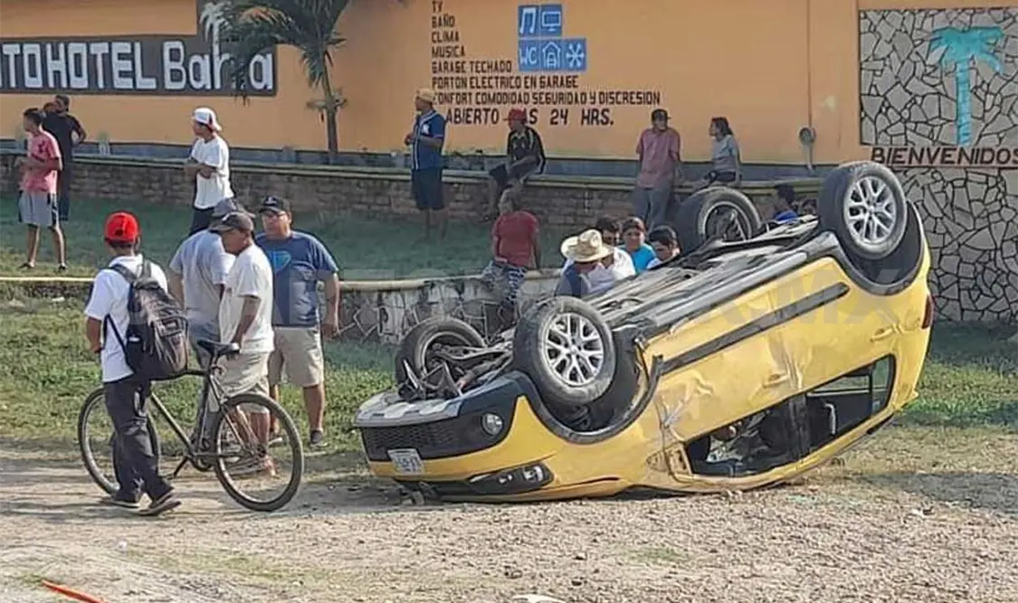 El chafirete al percatarse de lo sucedido decidió darse a la fuga y dejar abandonada su unidad. Cortesía