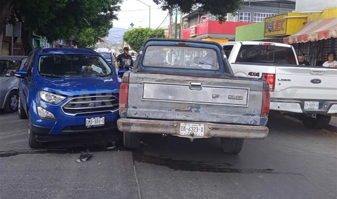 La Pick up y la camioneta familiar chocaron de costado, lo que provocó daños materiales; está última quedó con la peor parte. Ulises López / CP