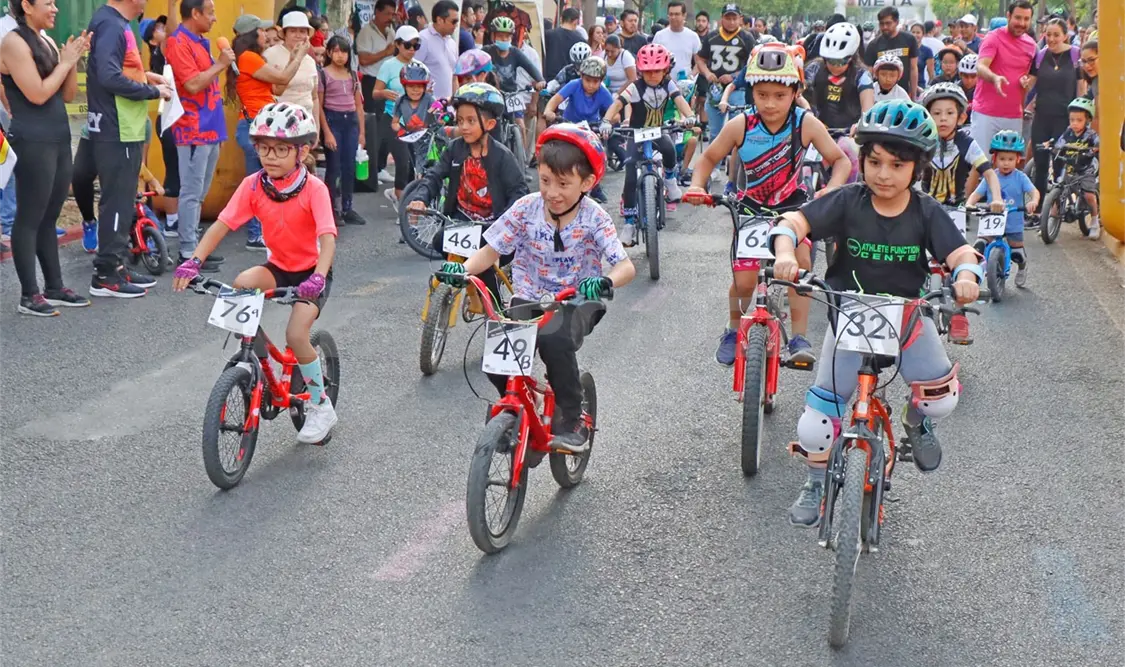 Niños compiten en el Día Mundial de la Bicicleta