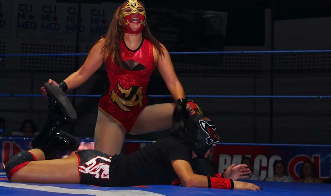 Kisha Cat y Atenea protagonizaron uno de los mejores enfrentamientos en la lucha por el Campeonato Estatal de Parejas Mixtas. Alan Pola/CP