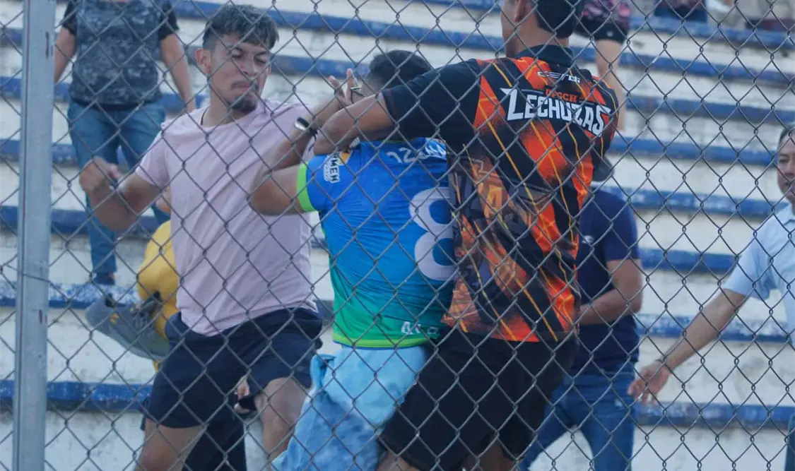 Actos violentos se dieron entre aficionados de ambos equipos, lo que obligó al cuerpo arbitral a detener el juego. Cortesía