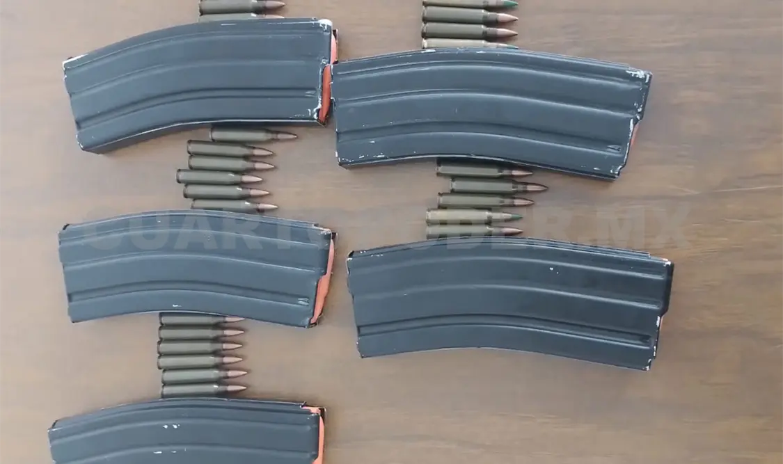 Decomisan cuatro cargadores de armas