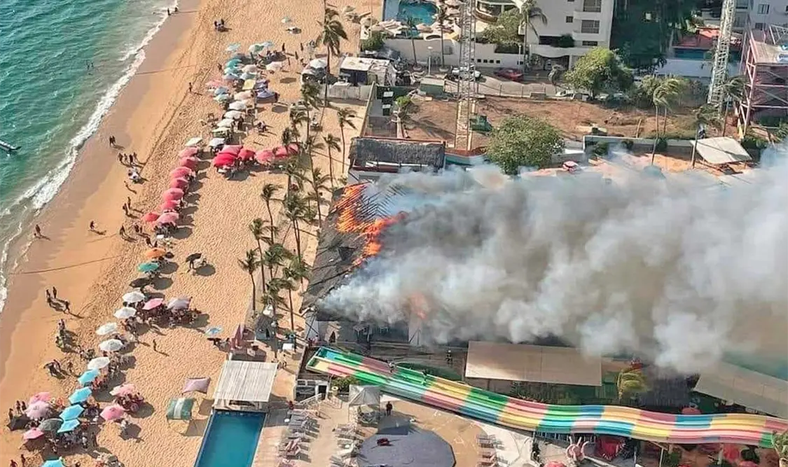 Parque acuático se incendia en plenas vacaciones