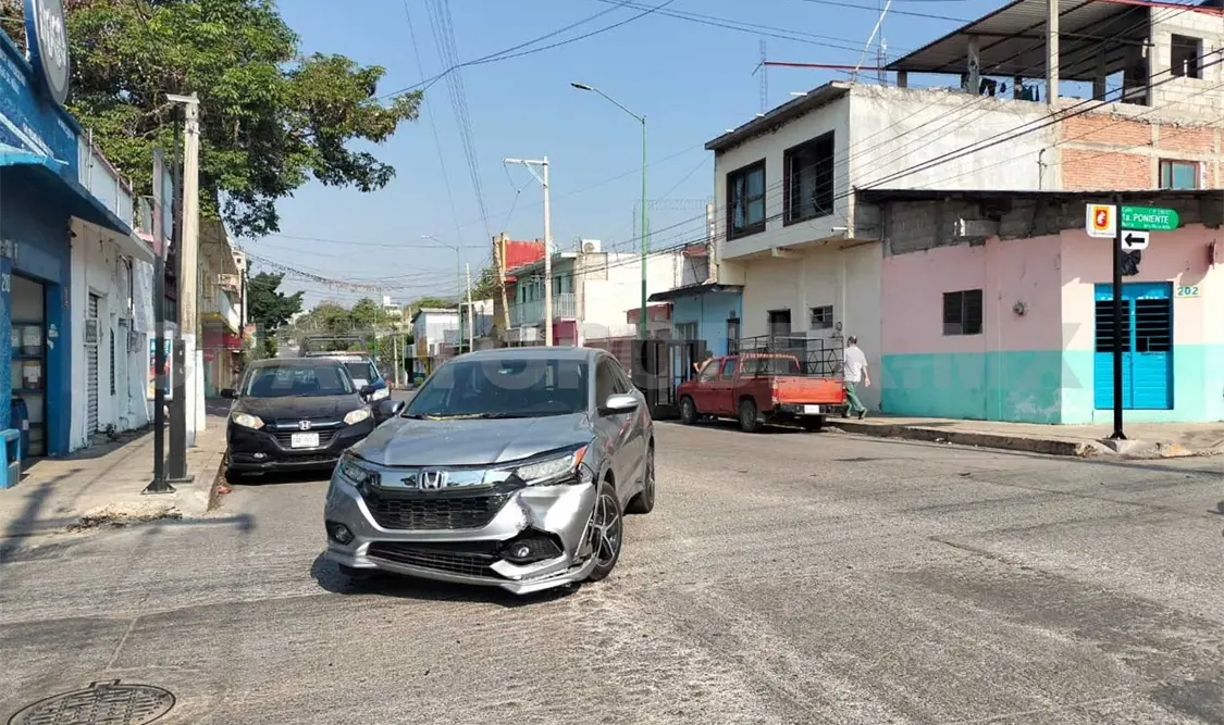 Colisionan dos por corte de circulación