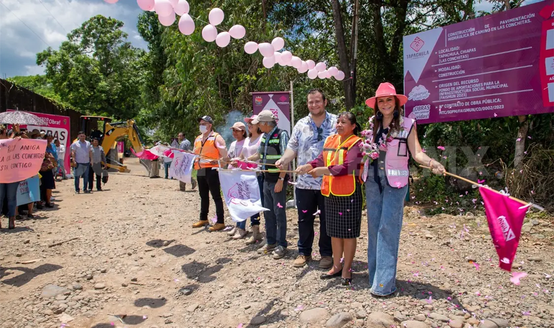 Rosy Urbina da banderazo de construcción de camino