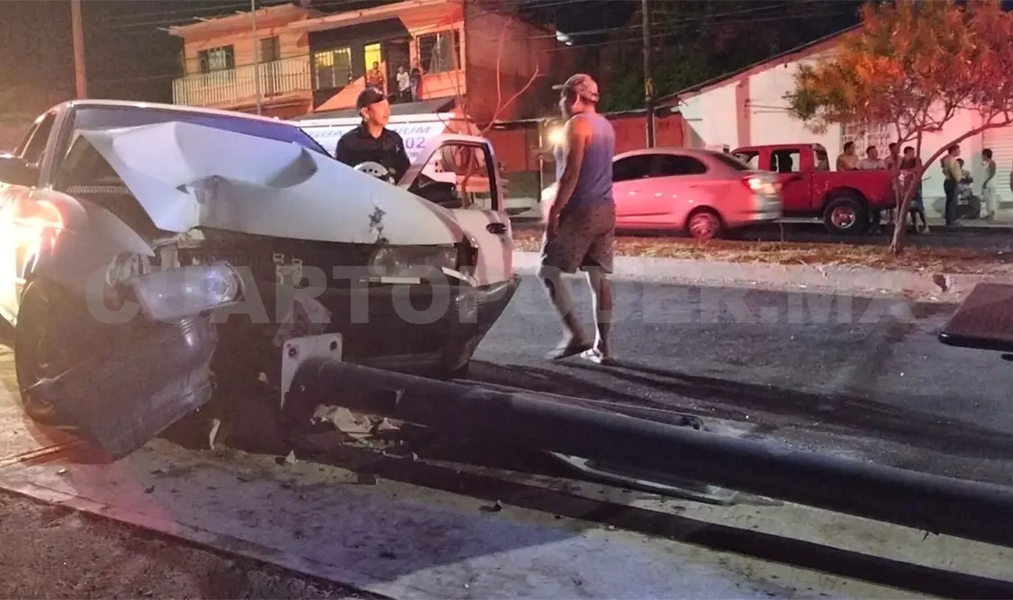 Colisiona contra poste y atropella a un peatón
