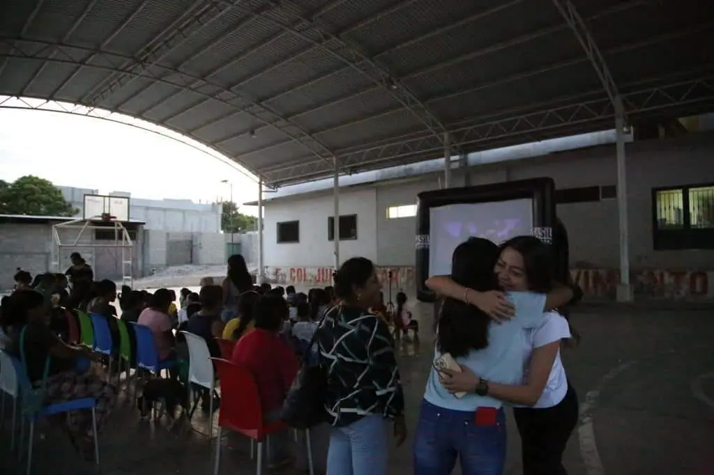 Sasil De León promueve la iniciativa “Cine en tu colonia” junto a familias de Chiapa de Corzo